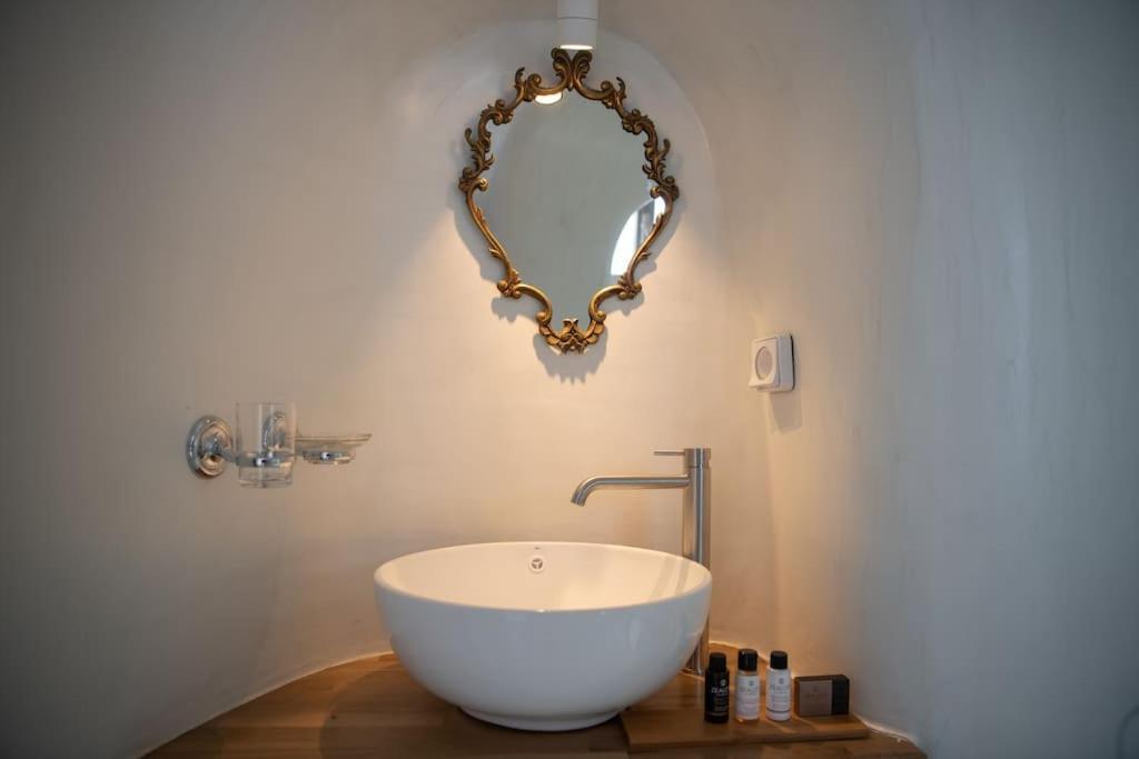 Astrea Suites "Ostria Cave Villa-Outdoor Jacuzzi" Ia Exterior foto