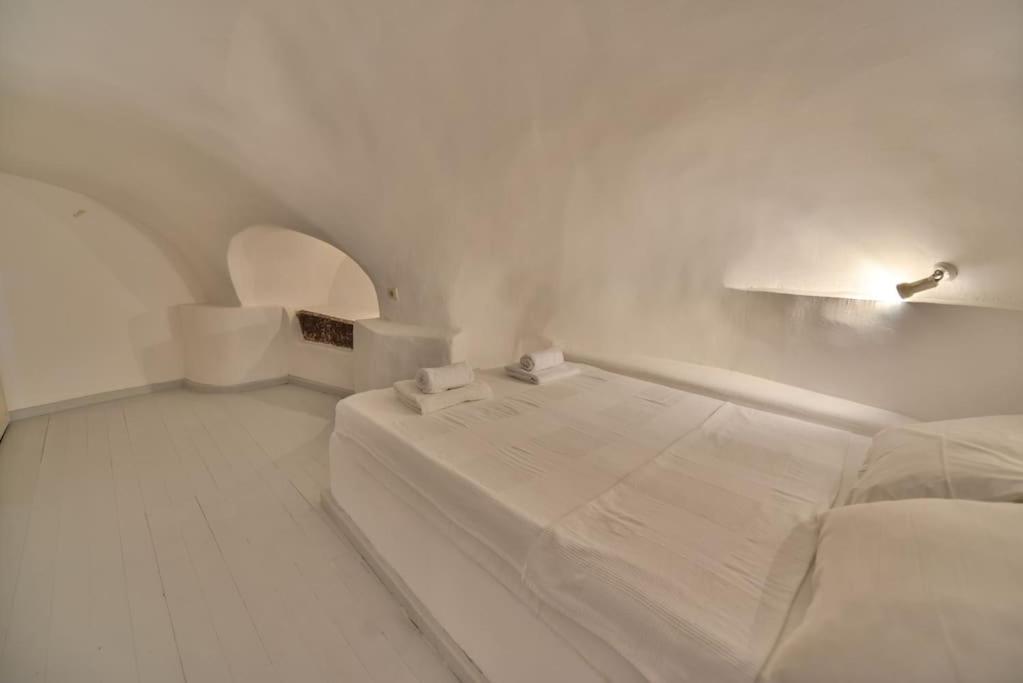 Astrea Suites "Ostria Cave Villa-Outdoor Jacuzzi" Ia Exterior foto